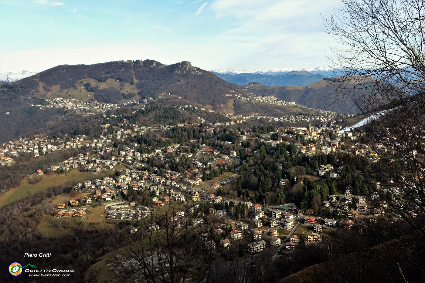 20 Bel panorama su altopiano Selvino-Aviatico con i monti Cornagera e Poieto.JPG